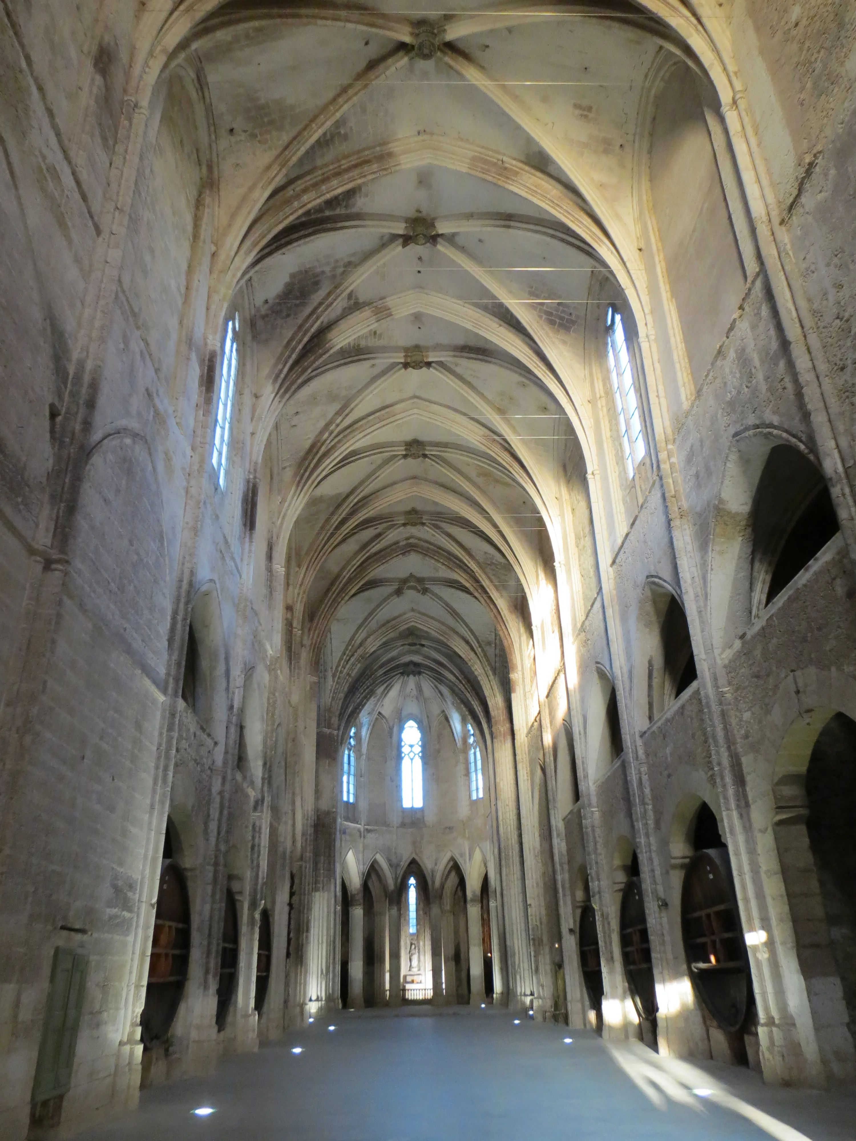La nef gothique de l'abbaye de Valmagne avec ses grands foudres de vin alignés entre les piliers