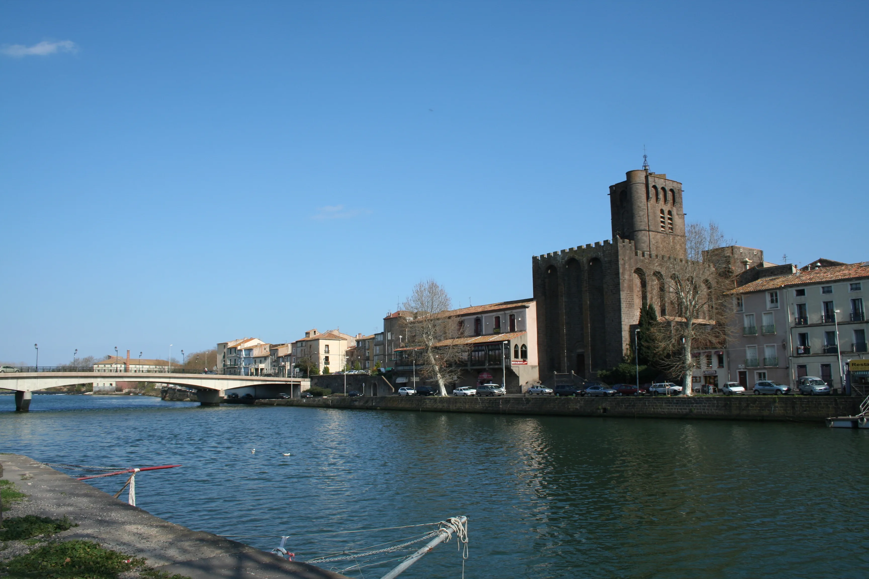 La cathédrale Saint-Étienne d'Agde, construite en basalte noir volcanique, vue depuis les rives de l'Hérault