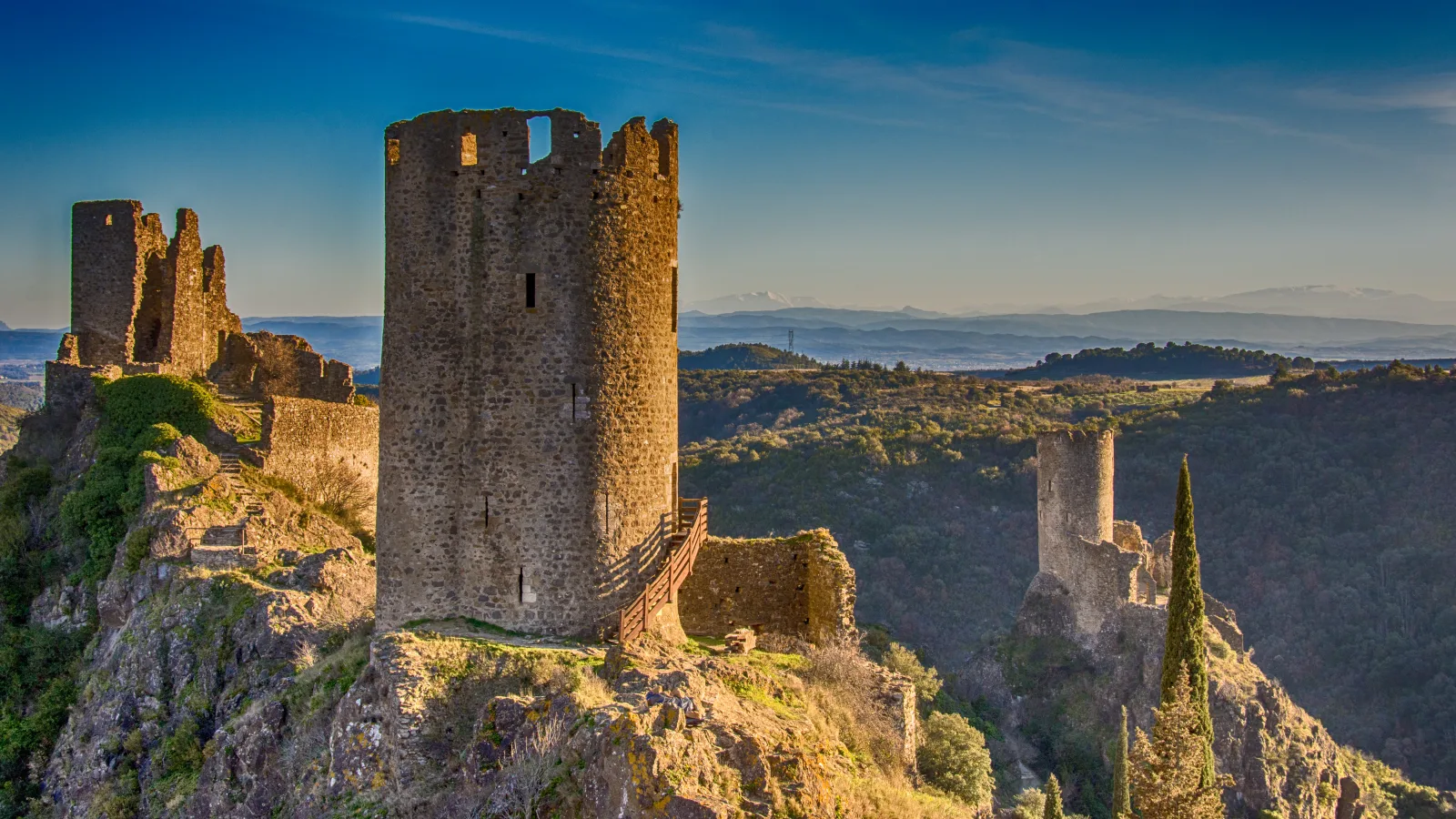 Ruines d'un château cathare perché sur une falaise rocheuse dans le sud de la France