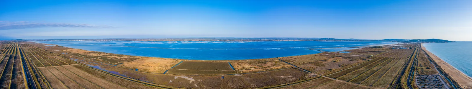 Panorama de l'étang de Thau et de la ville de Sète depuis les hauteurs