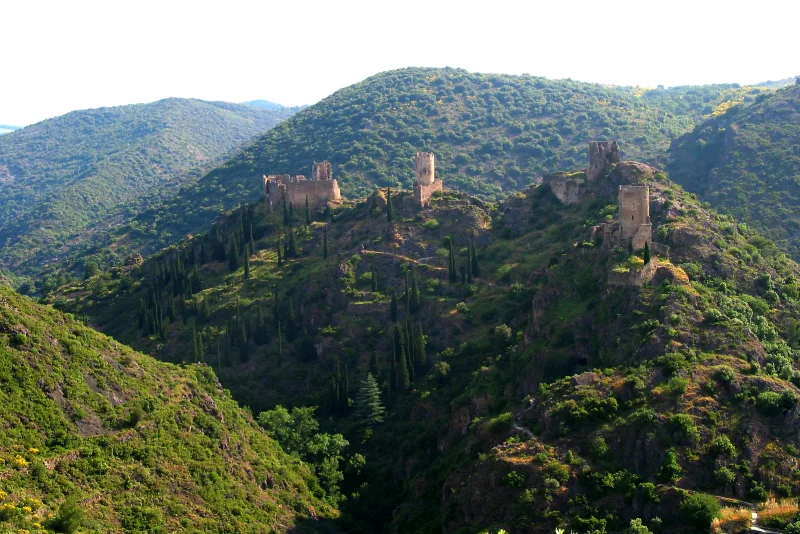 Les châteaux de Lastours, quadruple forteresse cathare sur les crêtes au nord de Carcassonne