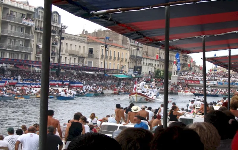 Jouteurs en action sur le canal Royal de Sète, la barque de tête contre la barque adverse