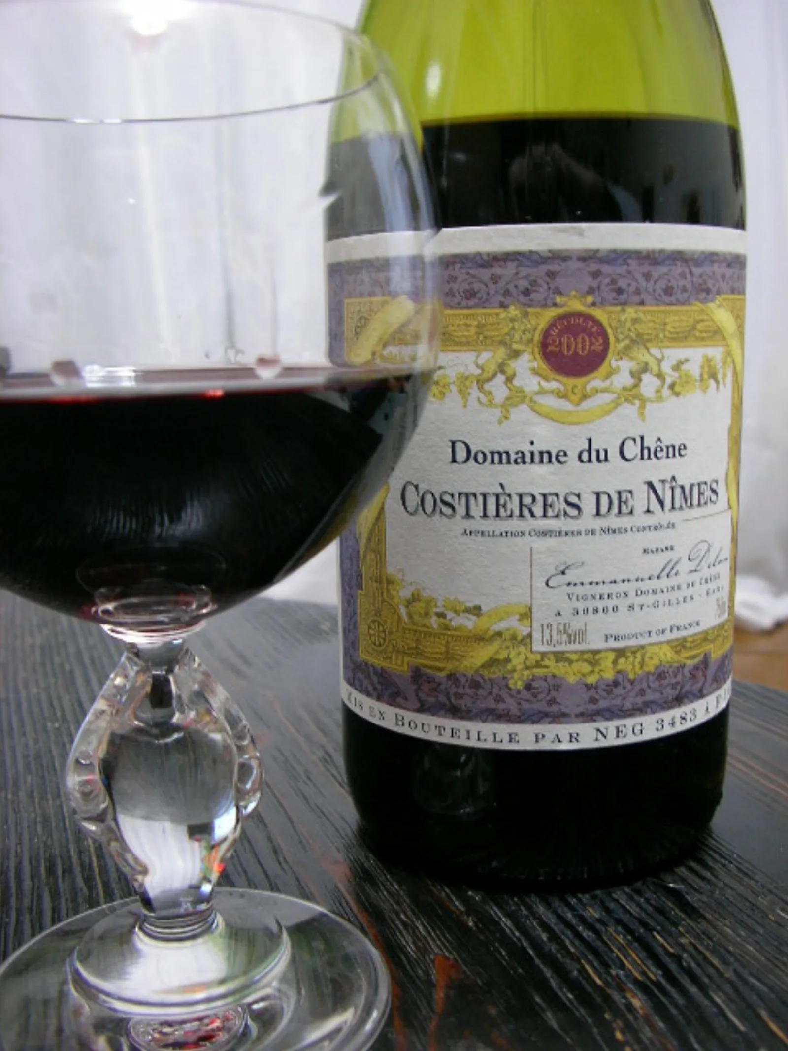 Bouteille et verre de vin rouge Costières de Nîmes, appellation languedocienne
