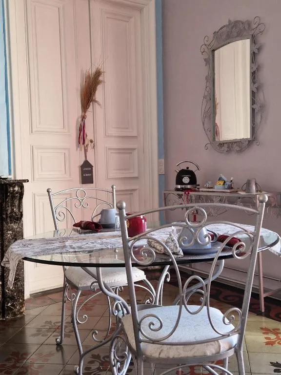 Les Gens Heureux — table et verrière