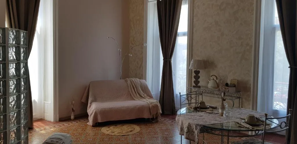 Mille Mandolines — cheminée en marbre sombre et coin salon
