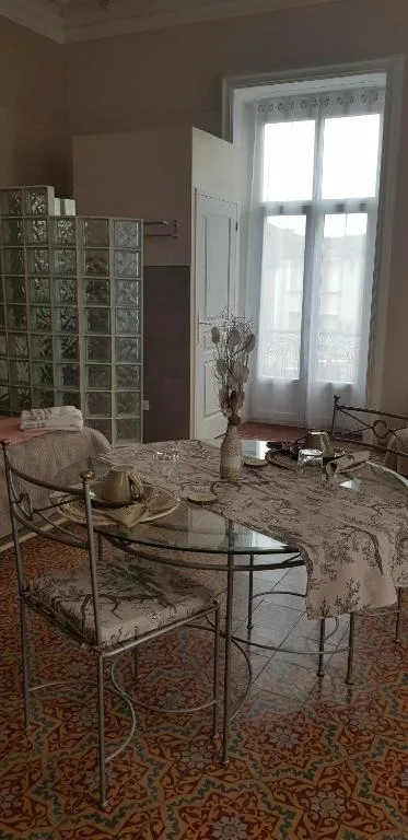 Mille Mandolines — miroir ouvragé et porte ancienne